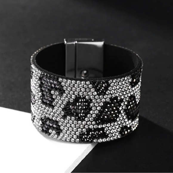 Silver & Black Crystal Rhinestone Leopard Print Cuff Bracelet W/ Toggle Closure - Picture 3 of 6